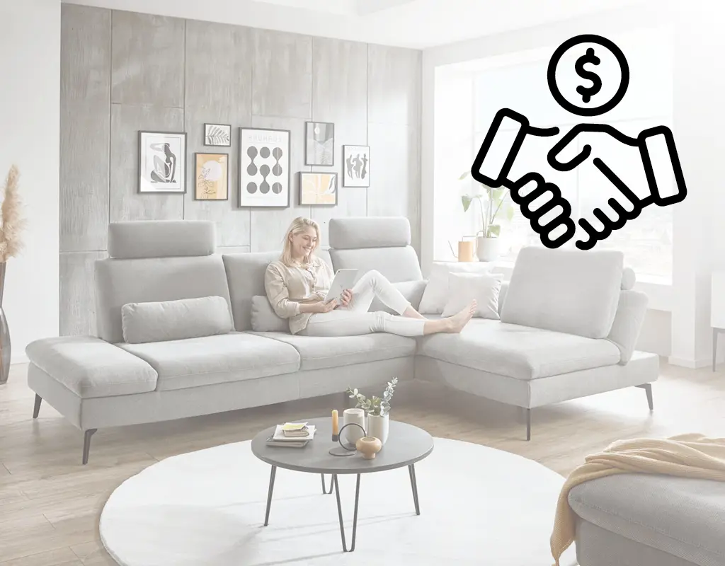 Frau sitzt entspannt auf modernem Ecksofa in hellem Wohnzimmer. Preisvorteil Symbol zeigt attraktive Angebote für hochwertige Polstermöbel und Wohnzimmer Einrichtung.